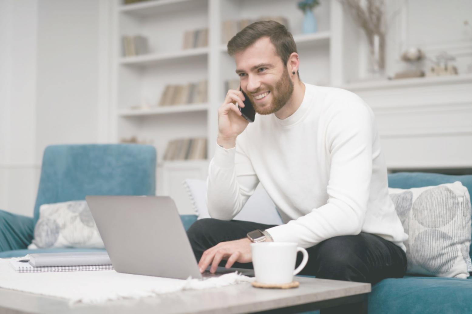Equipo trabajando en análisis de datos financieros