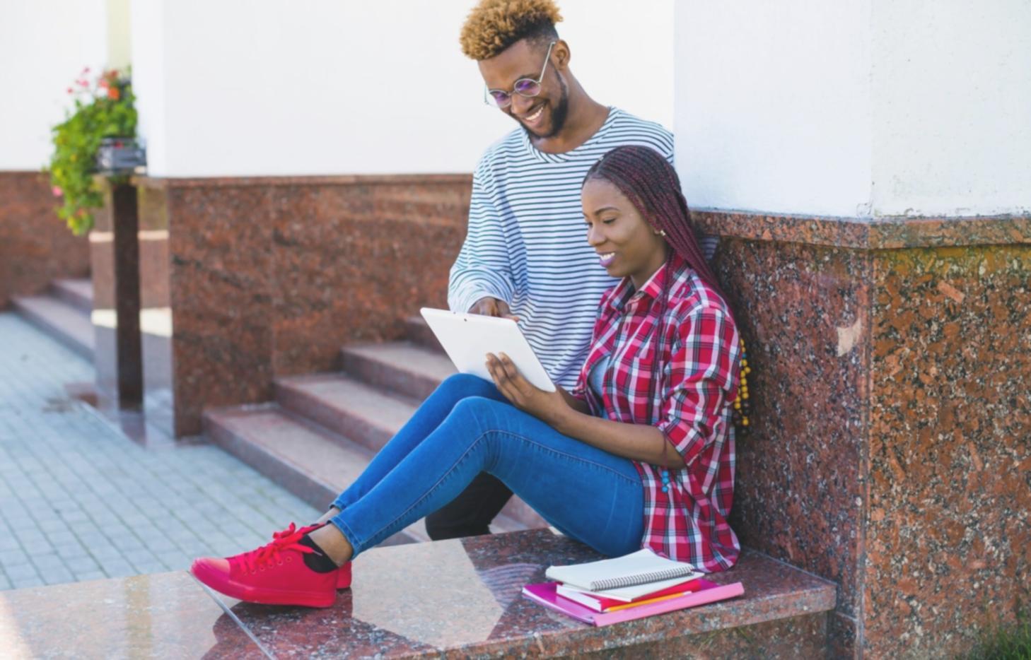 Análisis financiero en tiempo real mostrando gráficos y tendencias de mercado