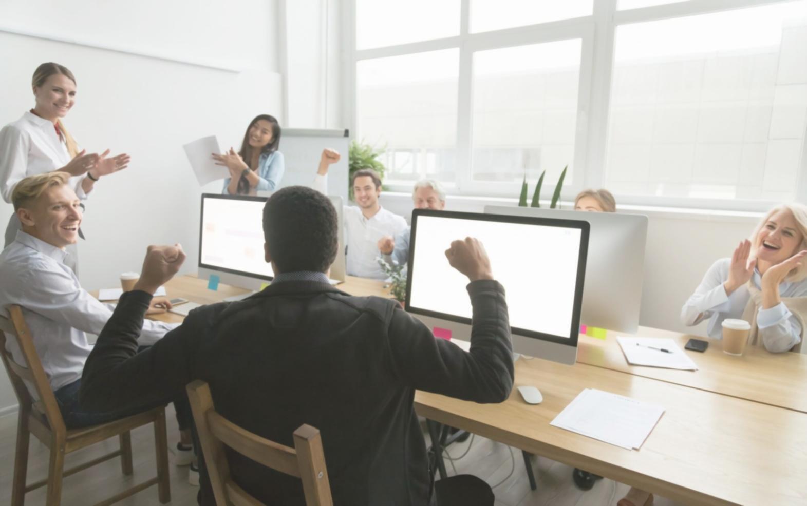 Equipo analizando datos financieros en reunión estratégica